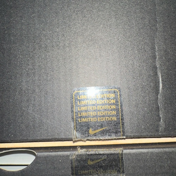 Ken Griffey Jr Nike Limited Edition Nike Hat Collection Display W/ Autograph - Picture 7 of 7